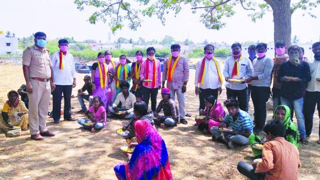 ಕರವೇಯಿಂದ ನಿರ್ಗತಿಕರಿಗೆ ಆಹಾರ ವಿತರಣೆ