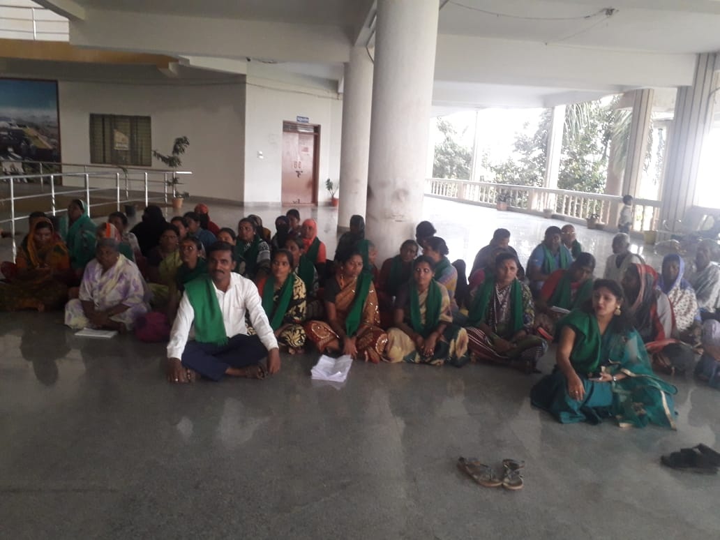  ಆಕ್ರಮ ನಿವೇಶನ ಹಕ್ಕು ಪತ್ರ ನೀಡುವಂತೆ ಒತ್ತಾಯಿಸಿ ಡಿಸಿಗೆ ಮನವಿ