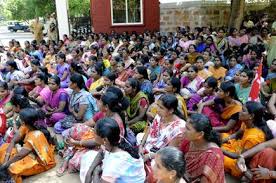 ಬಿಸಿಯೂಟ ಕಾರ್ಯಕರ್ತೆಯರಿಂದ ಅಹೋರಾತ್ರಿ ಧರಣಿ ಆರಂಭ: ಪ್ರತಿಭಟನೆ ಹತ್ತಿಕ್ಕಲು ಪೊಲೀಸರ ಶತಪ್ರಯತ್ನ