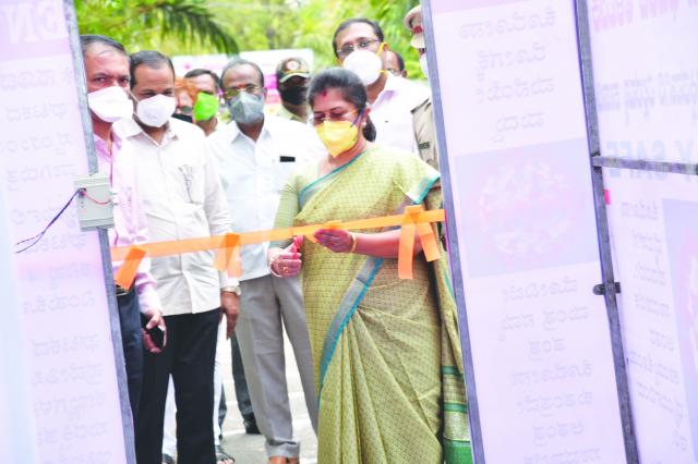 ಜಿಲ್ಲಾಧಿಕಾರಿ ಆವರಣದಲ್ಲಿ ಸಾರ್ವಜನಿಕ ಸ್ಯಾನಿಟೈಜರ್ ಸ್ಪ್ರೇ ಘಟಕ ಉದ್ಘಾಟನೆ