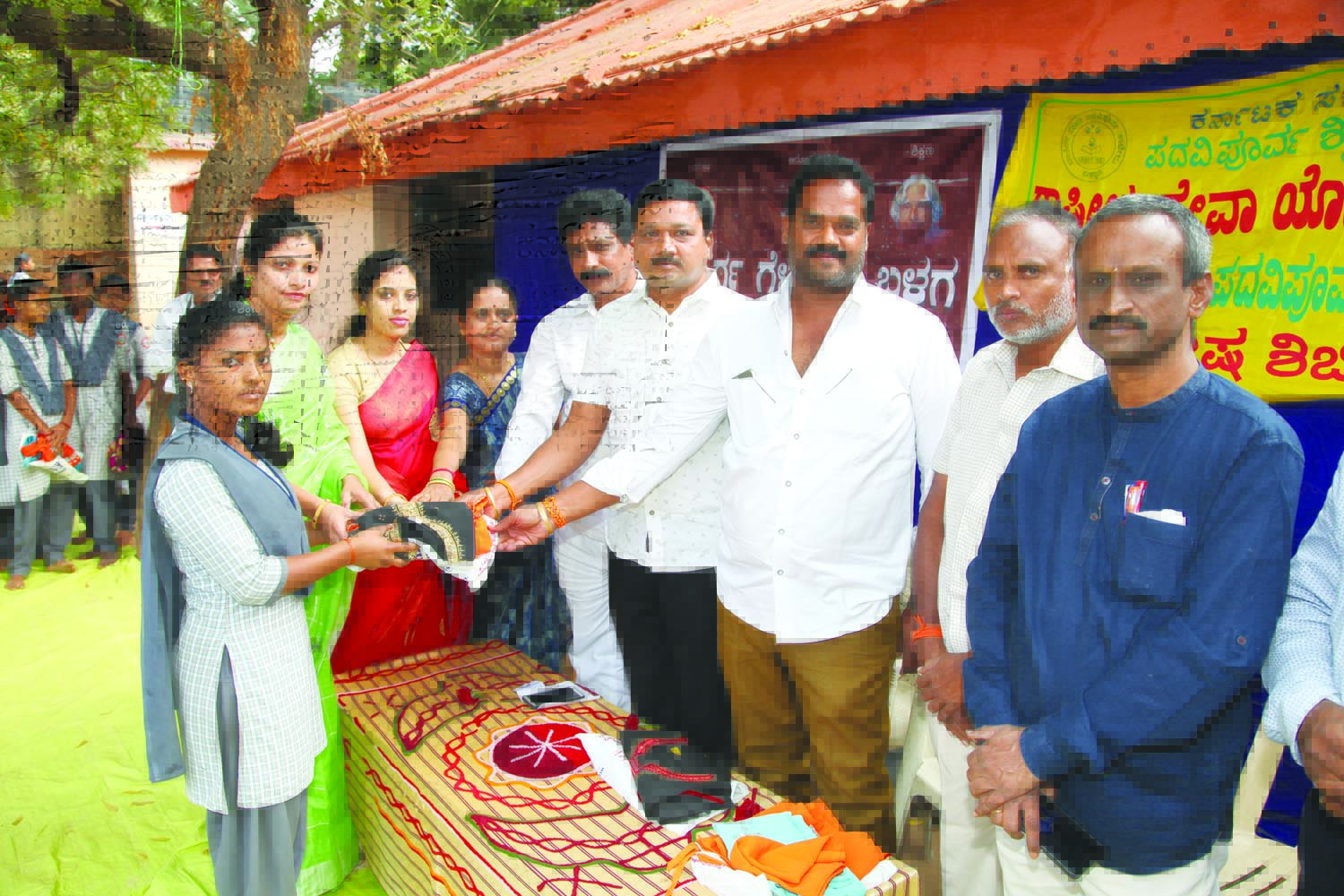 ಬಳ್ಳಾರಿ: ಬಡತನವೆಂಬ ಭೂತ ಶಿಕ್ಷಣಕ್ಕೆ ಅಡ್ಡಿಯಾಗಬಾರದು: ನಾಗವೇಣಿ