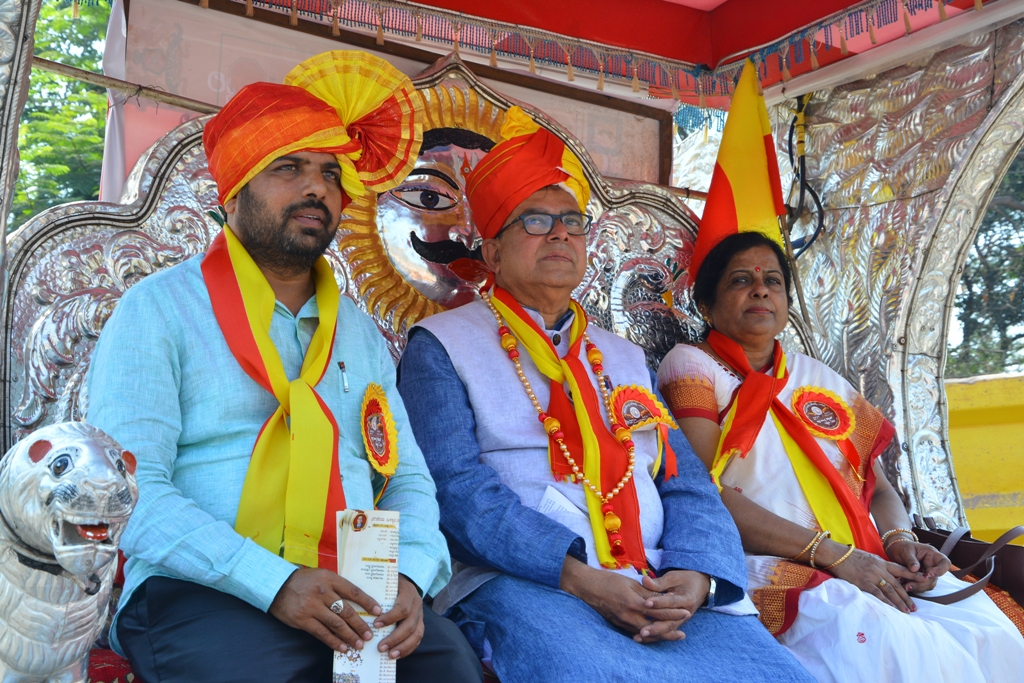 ಬಳ್ಳಾರಿ: ಕನ್ನಡ ಸಾಹಿತ್ಯ ಸಮ್ಮೇಳನದಲ್ಲಿ ಗಮನಸೆಳೆದ ಸಮ್ಮೇಳನಾಧ್ಯಕ್ಷರ ಮೆರವಣಿಗೆ