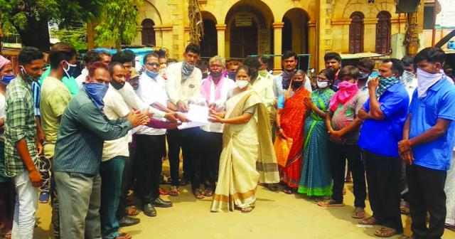 ವ್ಯಾಪಾರಸ್ಥರನ್ನು ತೆರವುಗೊಳಿಸಲು ಮುಂದಾಗಿರುವ ಕ್ರಮ ಖಂಡಿಸಿ ಮನವಿ