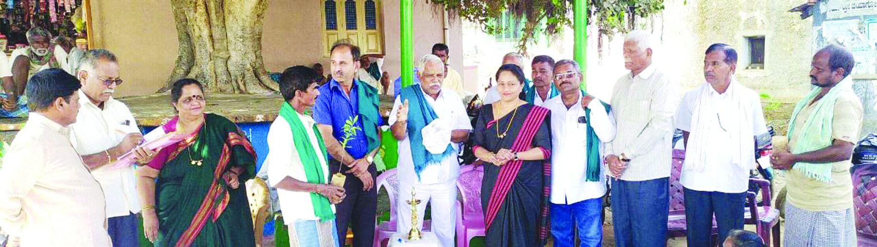 ಆರ್ಥಿಕ  ಪ್ರಗತಿಗೆ ರೈತರು ಜಮೀನುಗಳಲ್ಲಿ ಶ್ರೀಗಂಧ ಬೆಳೆಯಬೇಕು