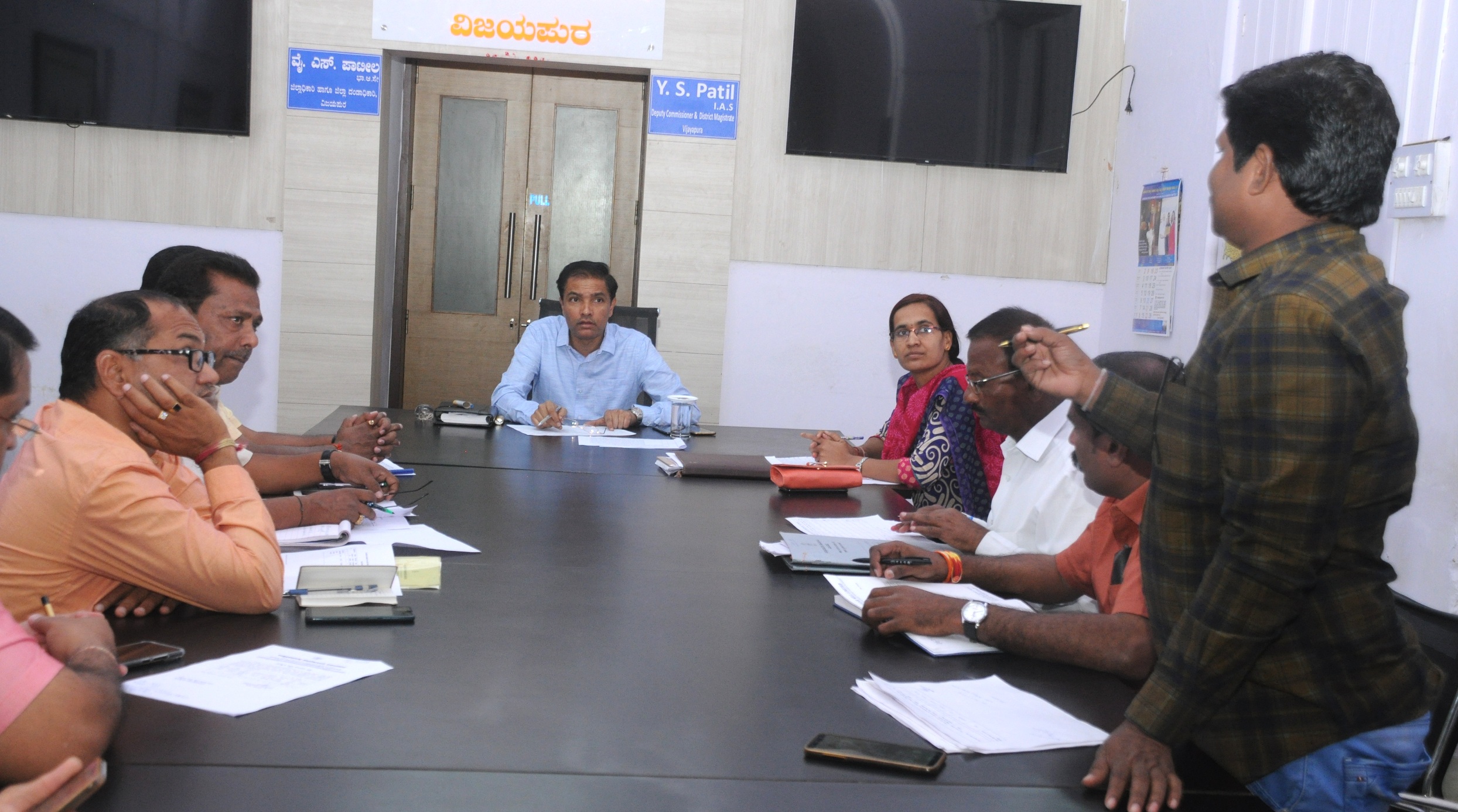 ವಿಜಯಪುರ: ಅನರ್ಹರ ಬಿಪಿಎಲ್ ಪಡಿತರ ಚೀಟಿ ಪತ್ತೆ ಹಚ್ಚಿ ಜಿಲ್ಲಾಧಿಕಾರಿ ವೈ.ಎಸ್ ಪಾಟೀಲ ಸೂಚನೆ 