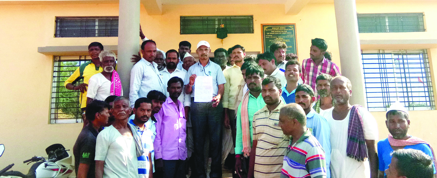 ಪರಿಹಾರ ನೀಡುವಲ್ಲಿ ತಾರತಮ್ಯ : ಗ್ರಾಪಂಗೆ ಮುತ್ತಿಗೆ ಹಾಕಿ ಪ್ರತಿಭಟಿಸಿದ ಸಂತ್ರಸ್ಥರು