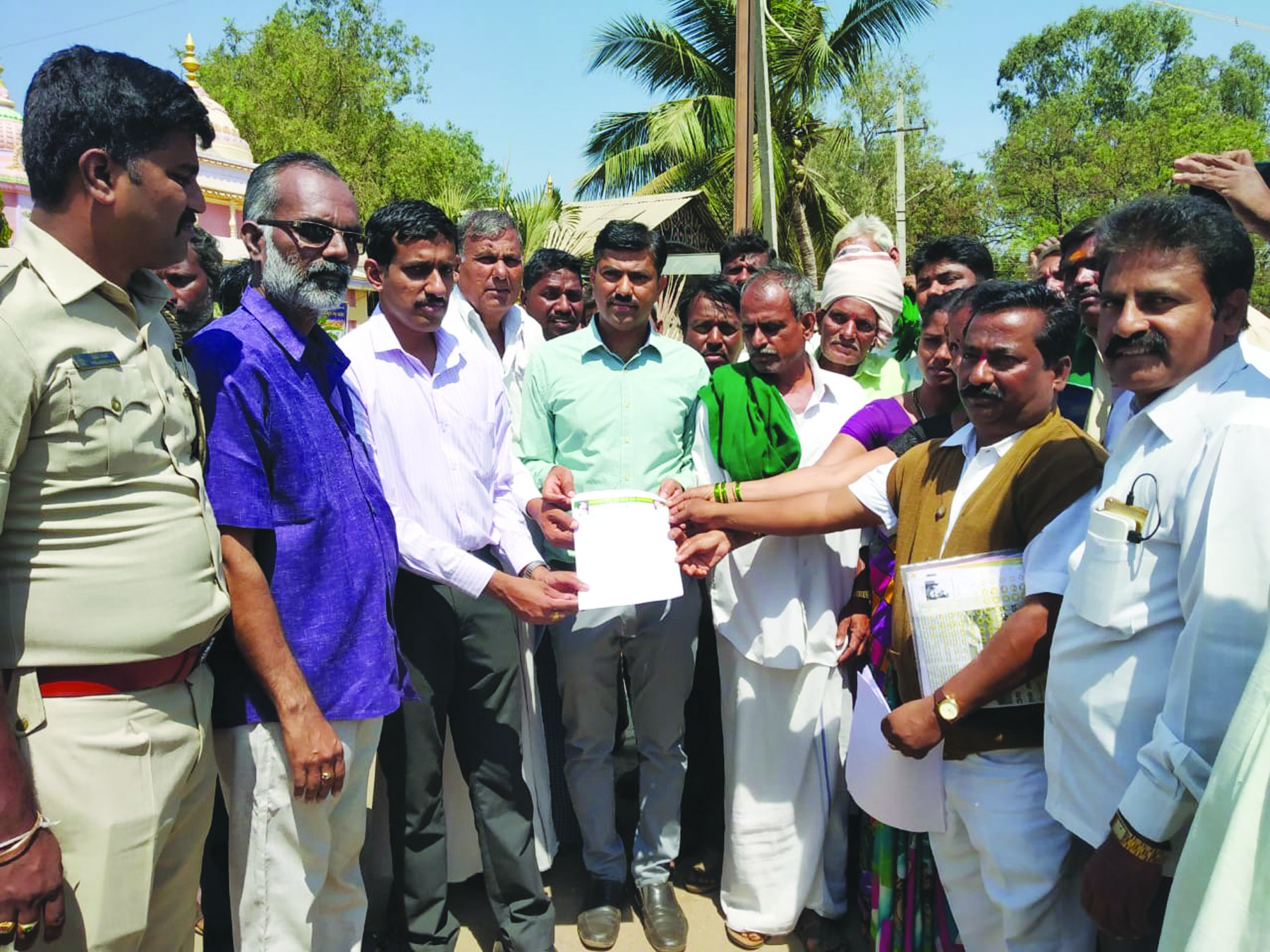 ಬೆಳೆವಿಮಾ ಪರಿಹಾರಕ್ಕಾಗಿ ರೈತರ ಪ್ರತಿಭಟನೆ.