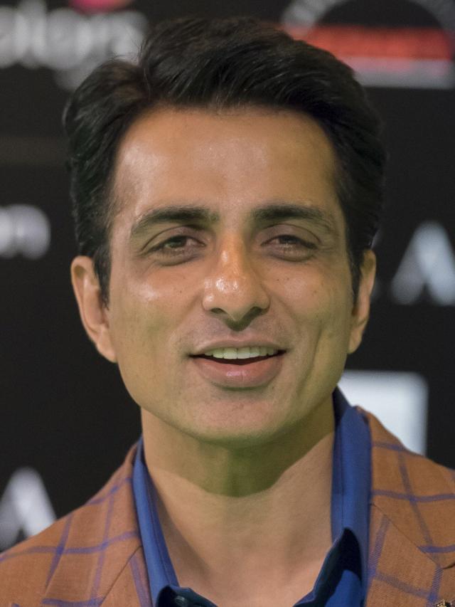 ಸೋನು ಸೂದ್  ಕಾರ್ಯ  ಕೊಂಡಾಡಿರುವ  ಸಾನಿಯಾ, ಸೈನಾ, ಮನಿಕಾ