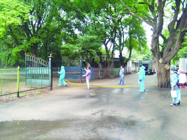 ಇಡೀ ವಿಮ್ಸ್ಗೆ ಸೋಂಕುನಿವಾರಕ ಔಷಧ ಸಿಂಪಡಣೆ