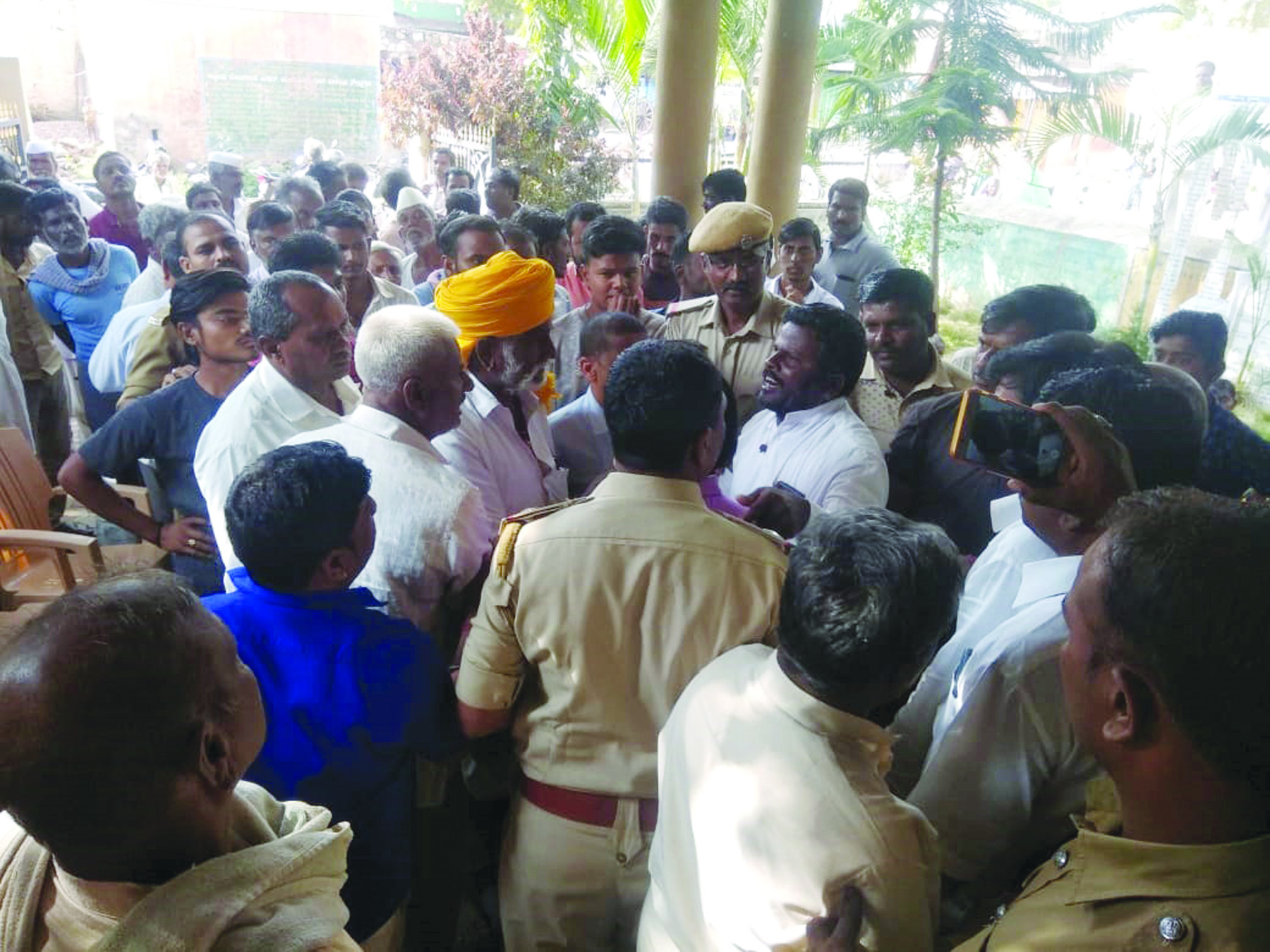 ಕೆಲಸಕ್ಕೆ ಬರದಿದ್ದರೂ  ಖಾತೆಗೆ ಹಣ! ಇದು ನರೇಗಾ ಕಥೆ 