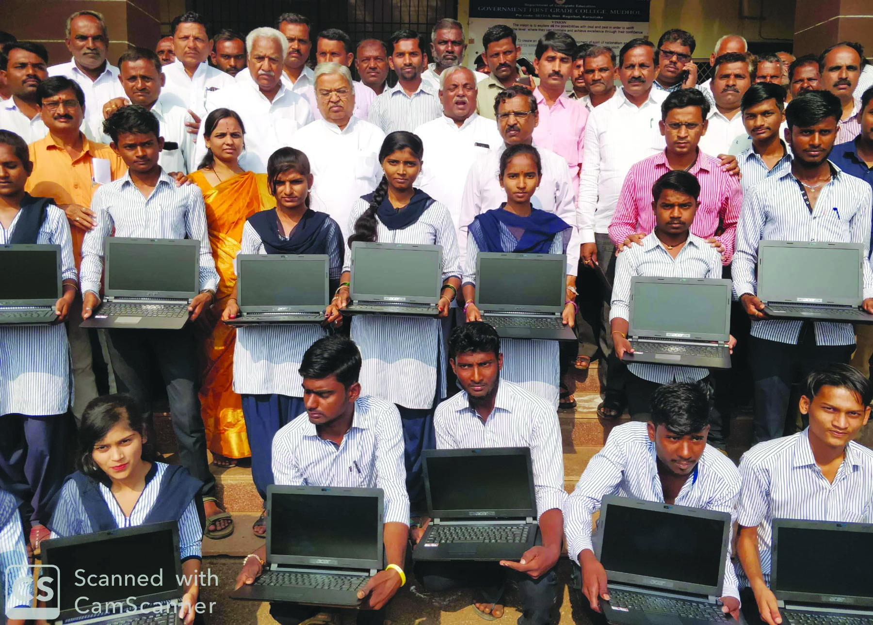 ವಿದ್ಯಾರ್ಥಿಗಳಿಗೆ ಕಾರಜೋಳ ಉಚಿತ ಲ್ಯಾಪ್ ಟಾಪ್ ವಿತರಣೆ