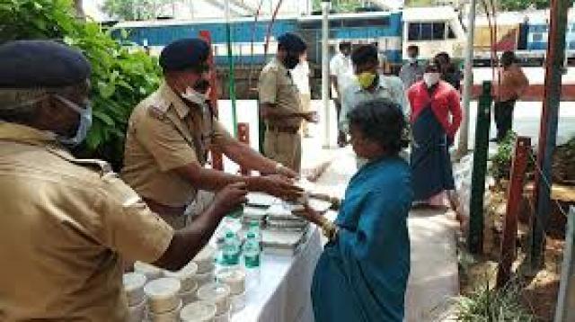 ಕಾರ್ಮಿಕರಿಗೆ ಆಹಾರ ಪೊಟ್ಟಣಗಳನ್ನು ವಿತರಿಸಿದ ನೈಋತ್ಯ ರೈಲ್ವೆ ಸಿಬ್ಬಂದಿ