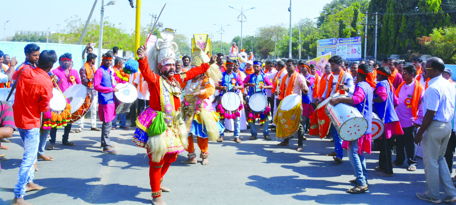 ಬಳ್ಳಾರಿ: ಗಮನ ಸೆಳೆದ ಸರ್ವಜ್ಞ ಜಯಂತಿ ಮೆರವಣಿಗೆ