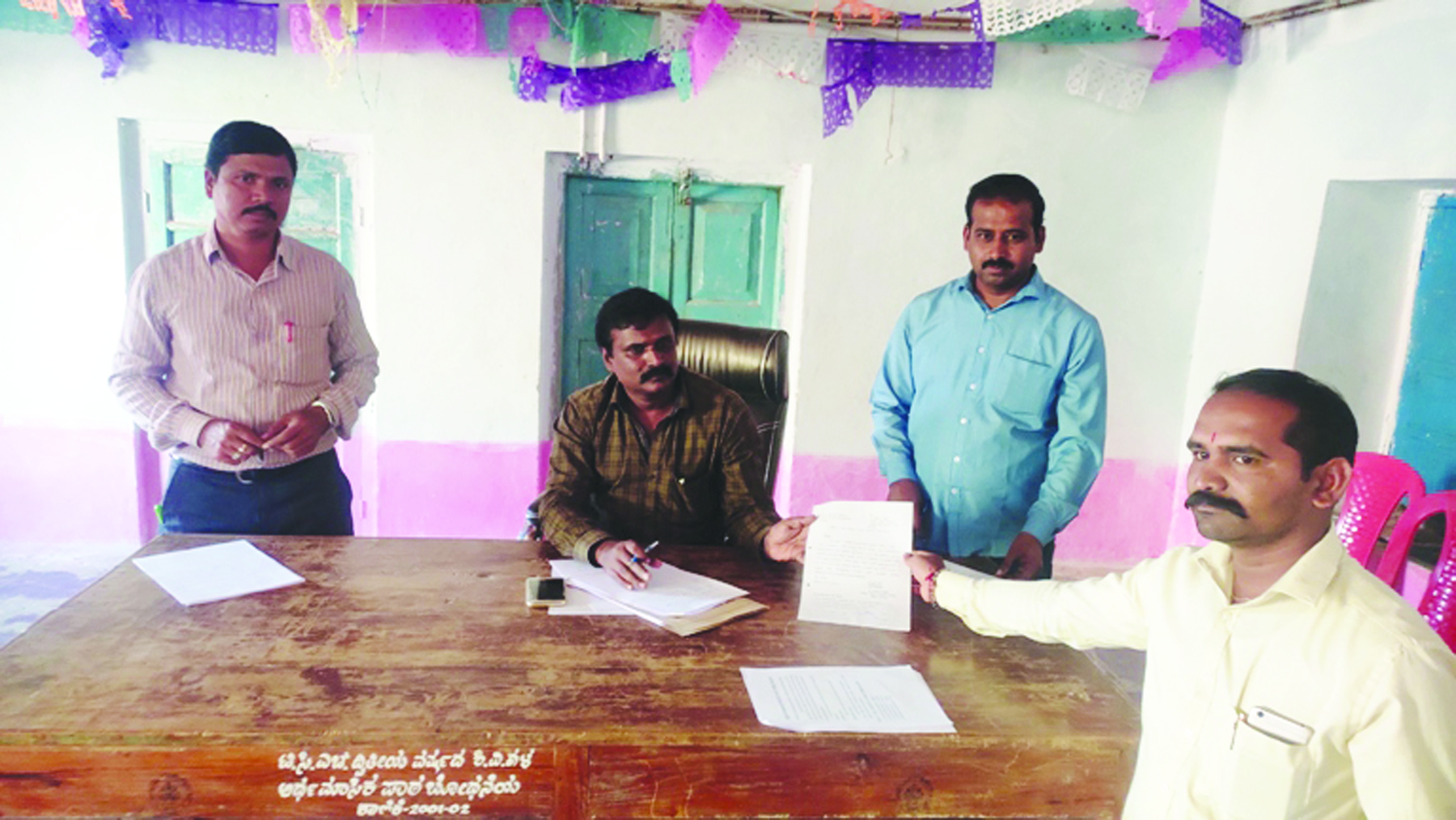 ಪಟ್ಟಣದ ವಾಹನ ಸಂದಣಿ ನಿಯಂತ್ರಿಸಲು ಮುಂದಾದ ಪೋಲಿಸ್ ಸಿಬ್ಬಂದಿ