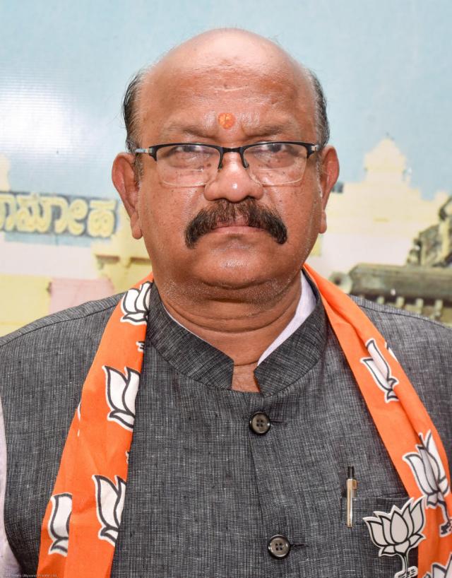ಬೆಂಗಳೂರಿನಿಂದ ತಮ್ಮ ಕಾರಿನಲ್ಲಿ ಪರೀಕ್ಷಾ ಕಿಟ್ ತಂದ ಸಂಸದ ಡಾ. ಉಮೇಶ್ ಜಾಧವ್
