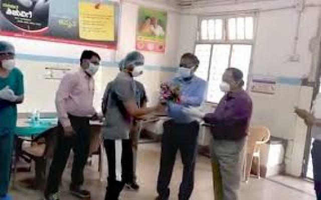 ಕೋವಿಡ್ ಸೋಂಕಿತ ಕೆಸಿ ಜನರಲ್ ಆಸ್ಪತ್ರೆಯಿಂದ ಬಿಡುಗಡೆ: ಚಪ್ಪಾಳೆ ತಟ್ಟಿ ಬೀಳ್ಕೊಟ್ಟ ವೈದ್ಯರು