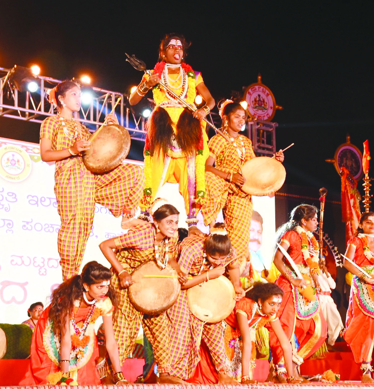 ಕಣ್ಮನಸೆಳೆದ ವೈವಿಧ್ಯಮಯ ಜಾನಪದ ಕಲಾಪ್ರದರ್ಶನ