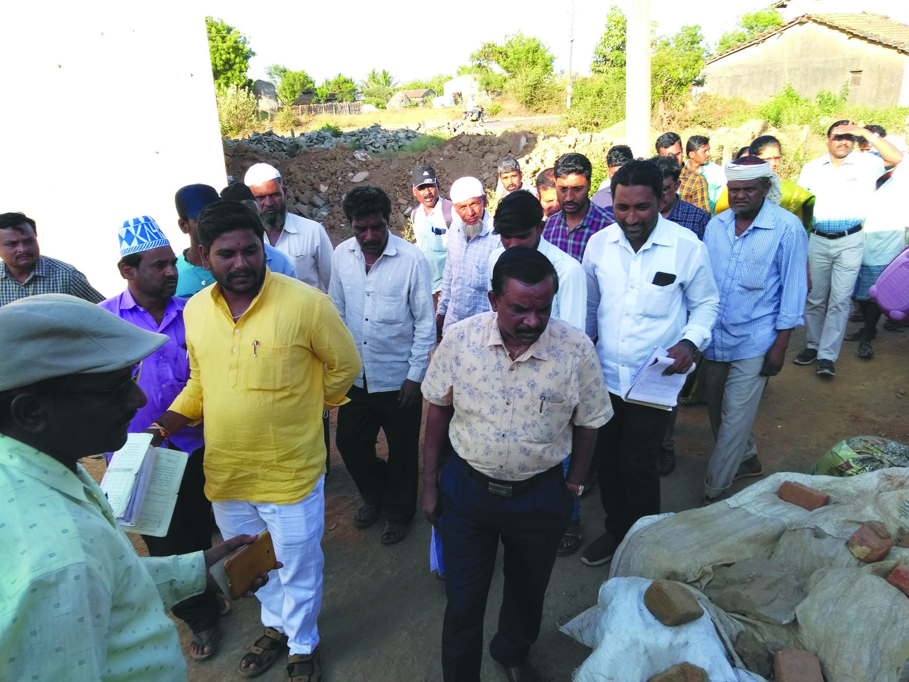 ಗಂಜಿಕೇಂದ್ರಕ್ಕೆ ಶಾಸಕ ಬೊಮ್ಮಾಯಿ ಭೇಟಿ: ಪರಿಶೀಲನೆ