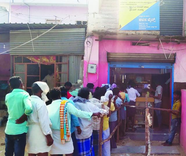 ವೈನ್ಸ್ ಅಂಗಡಿಯ ಮುಂದೆ ಮದ್ಯಪ್ರಿಯರ ಸಾಲು