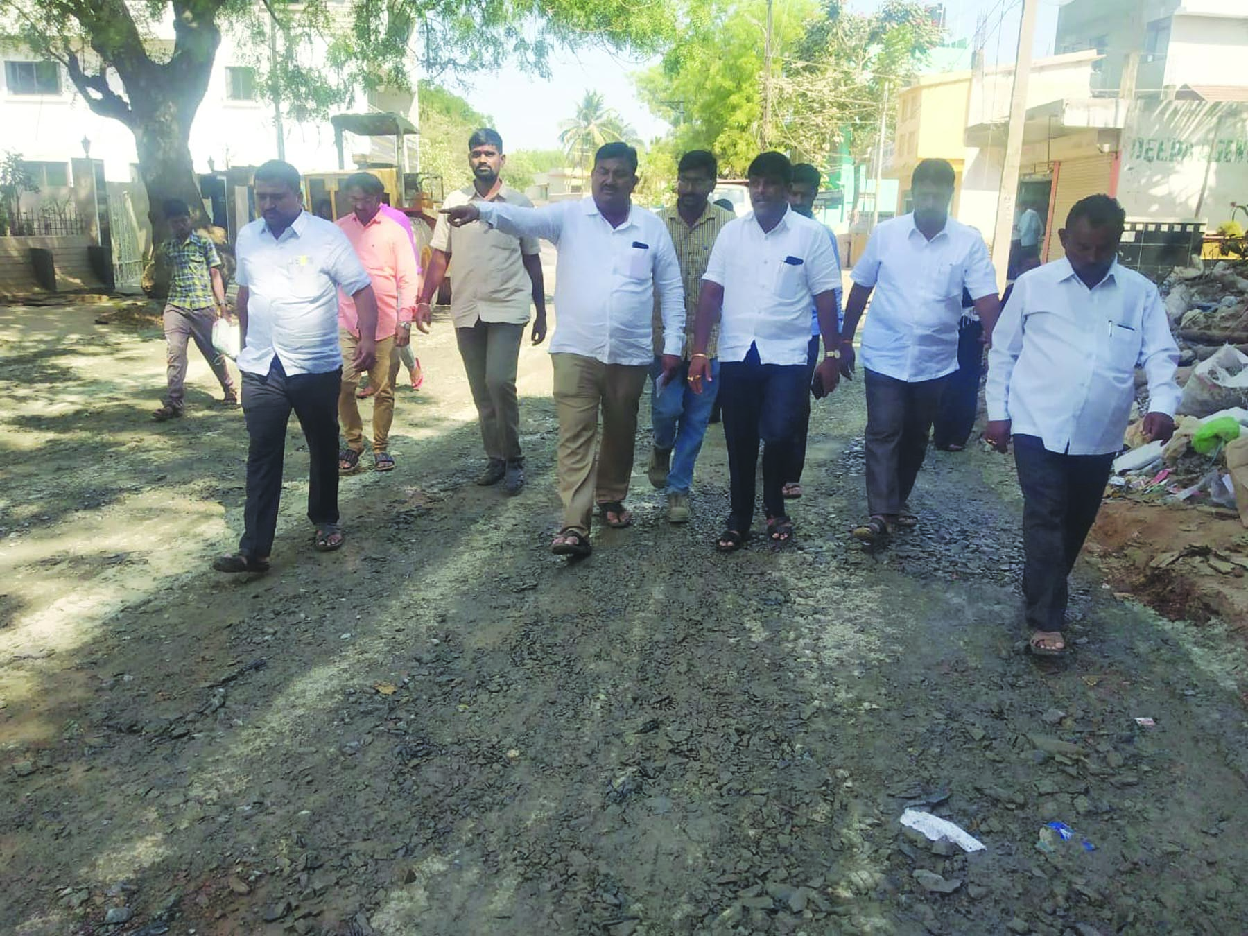 ಎಪಿಎಂಸಿ ರಸ್ತೆ ಡಾಂಬರೀಕರಣ: ಕಾಮಗಾರಿ ಪರಿಶೀಲಿಸಿದ ಶಾಸಕ ಅರುಣಕುಮಾರ