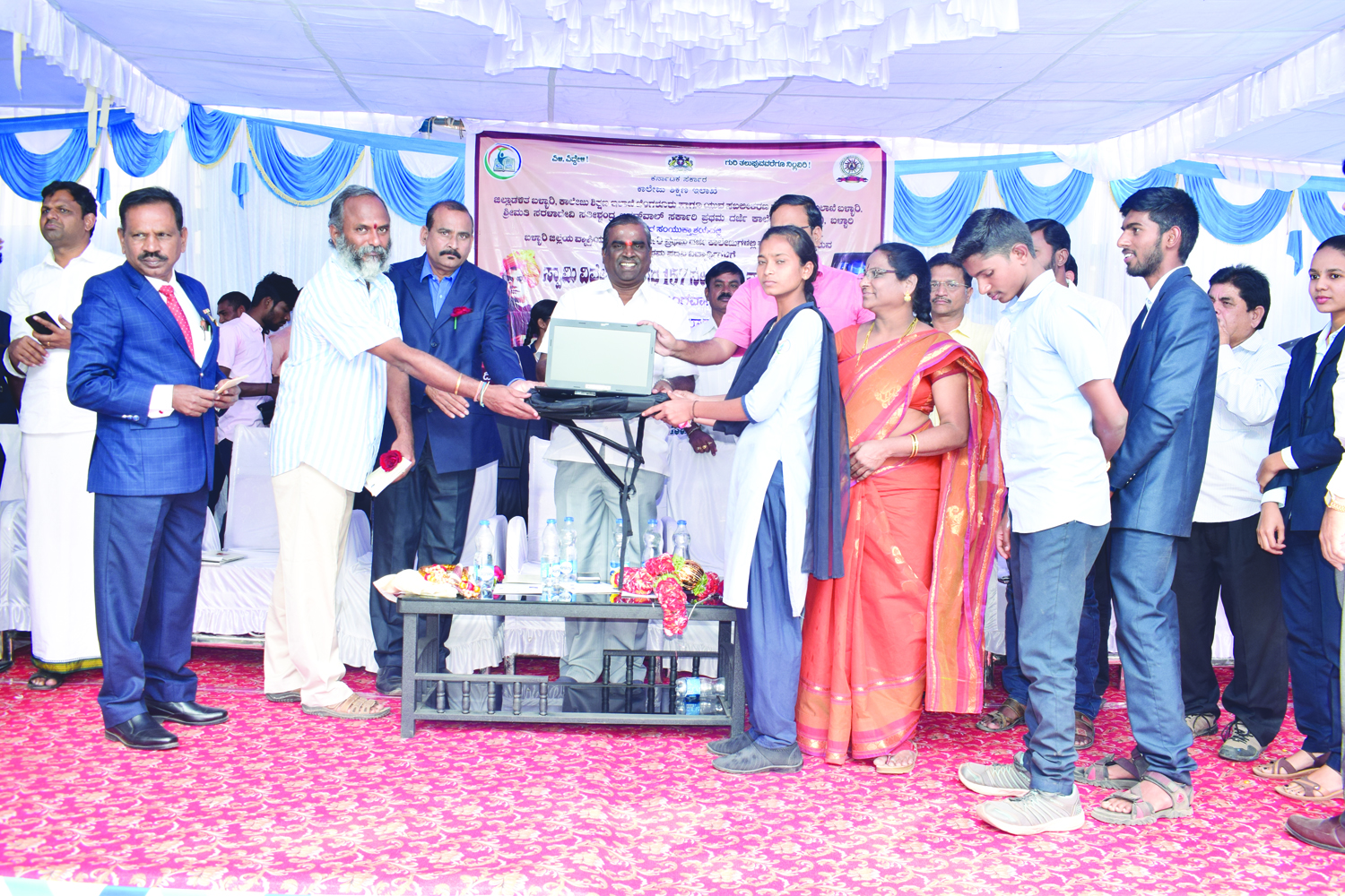 ಬಳ್ಳಾರಿ: ಲ್ಯಾಪ್ಟಾಪ್ ವಿತರಣೆ ಕಾರ್ಯಕ್ರಮ