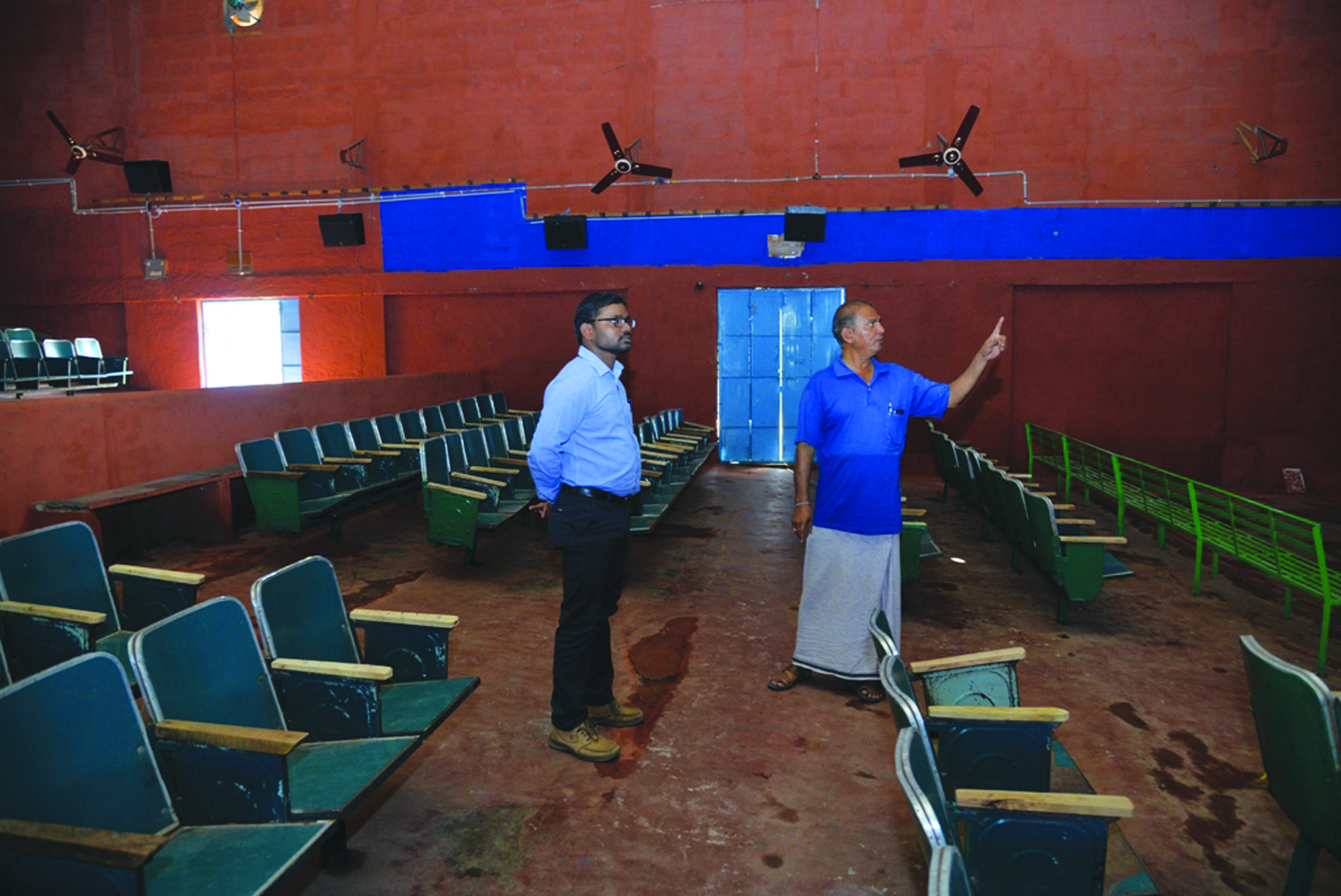 ಬಳ್ಳಾರಿ: ಚಲನಚಿತ್ರ ಮಂದಿರ ಯೋಜನೆ ಅಡಿ ನವೀಕರಣ: ಪರಿಶೀಲನೆ