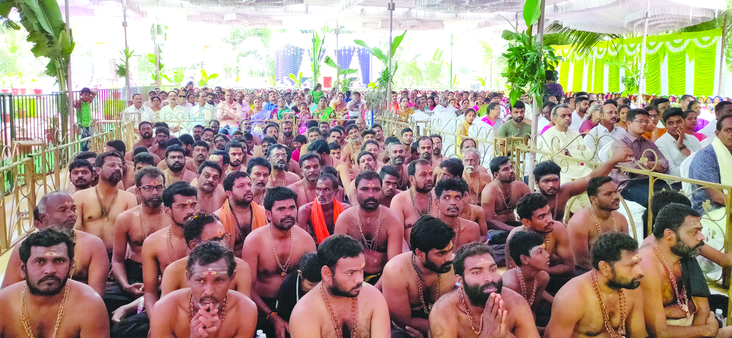 ಬಳ್ಳಾರಿ : ಅಯ್ಯಪ್ಪನ ಉತ್ಸವಮೂರ್ತಿಗೆ ಭಕ್ತಾದಿಗಳಿಂದ ಅಭಿಷೇಕ