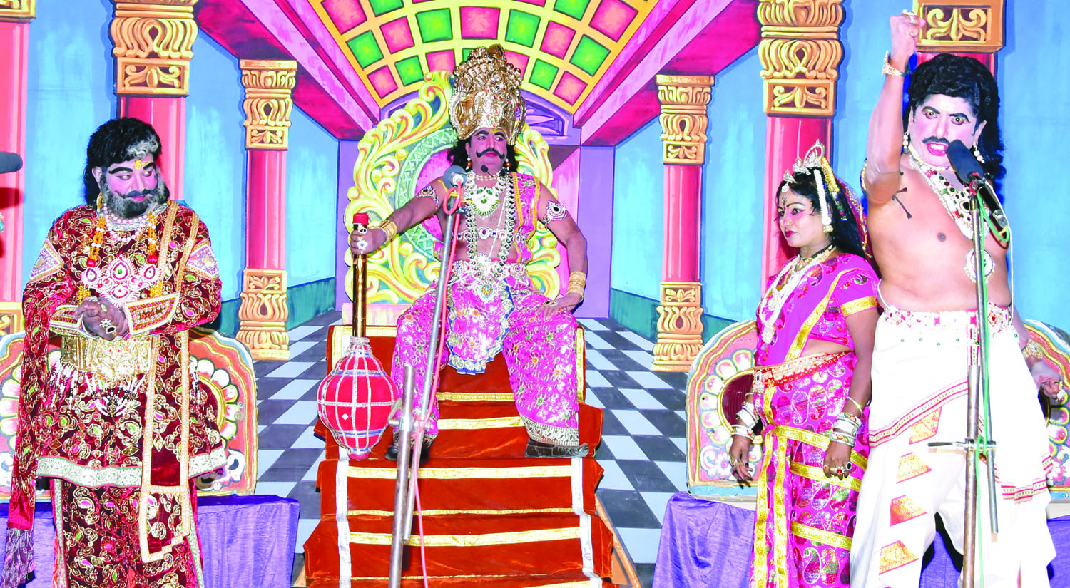 ಬಳ್ಳಾರಿ: ಪ್ರೇಕ್ಷಕರ ಮನರಂಜಿಸಿದ ಹಂದ್ಯಾಳ ತಂಡದ ರಕ್ತರಾತ್ರಿ ನಾಟಕ